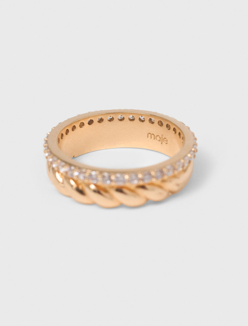 Bague dorée torsadée et strassée