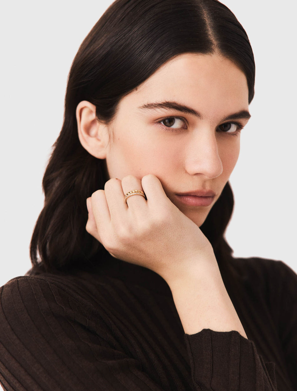 Bague dorée torsadée et strassée
