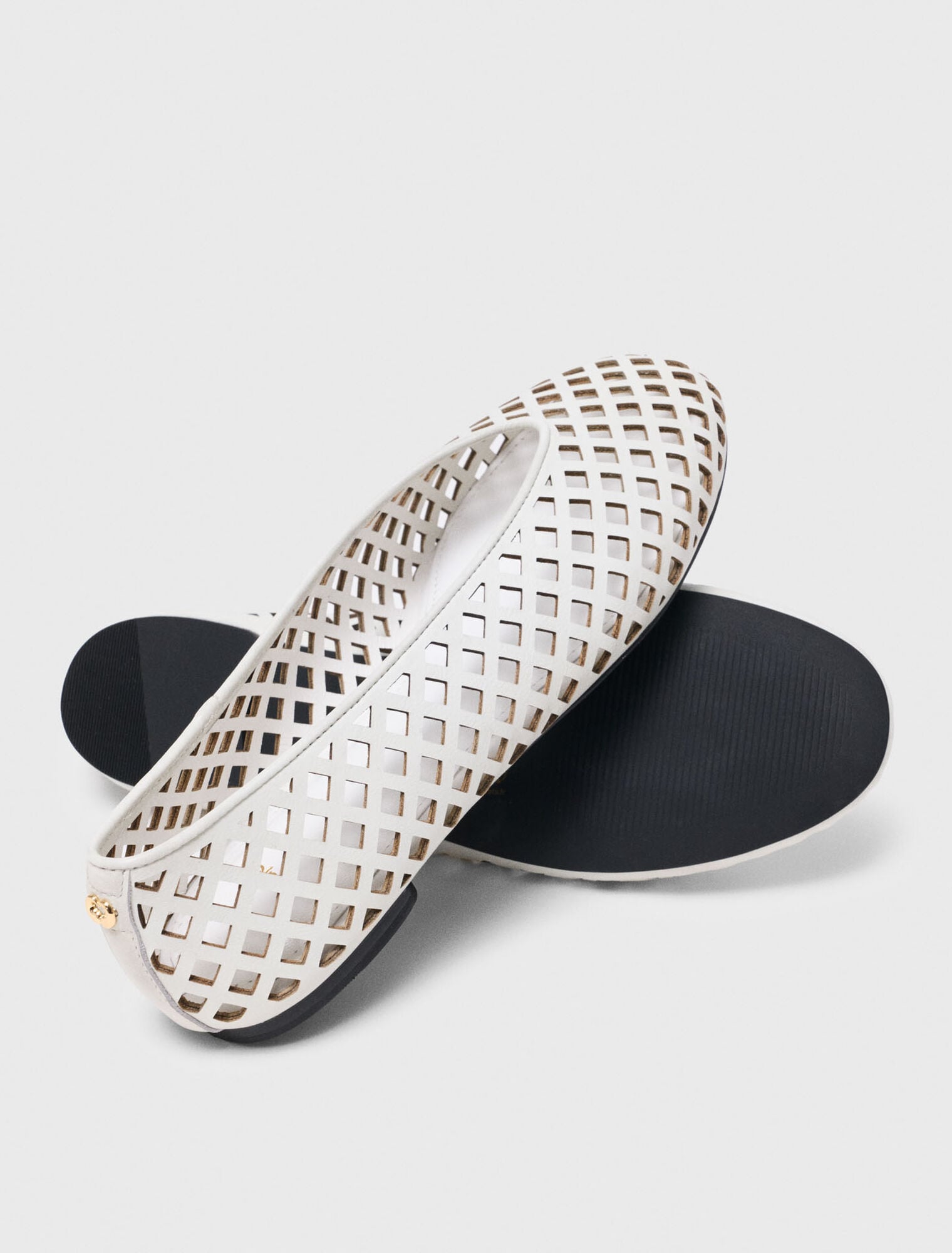 Ballerines en cuir perforé